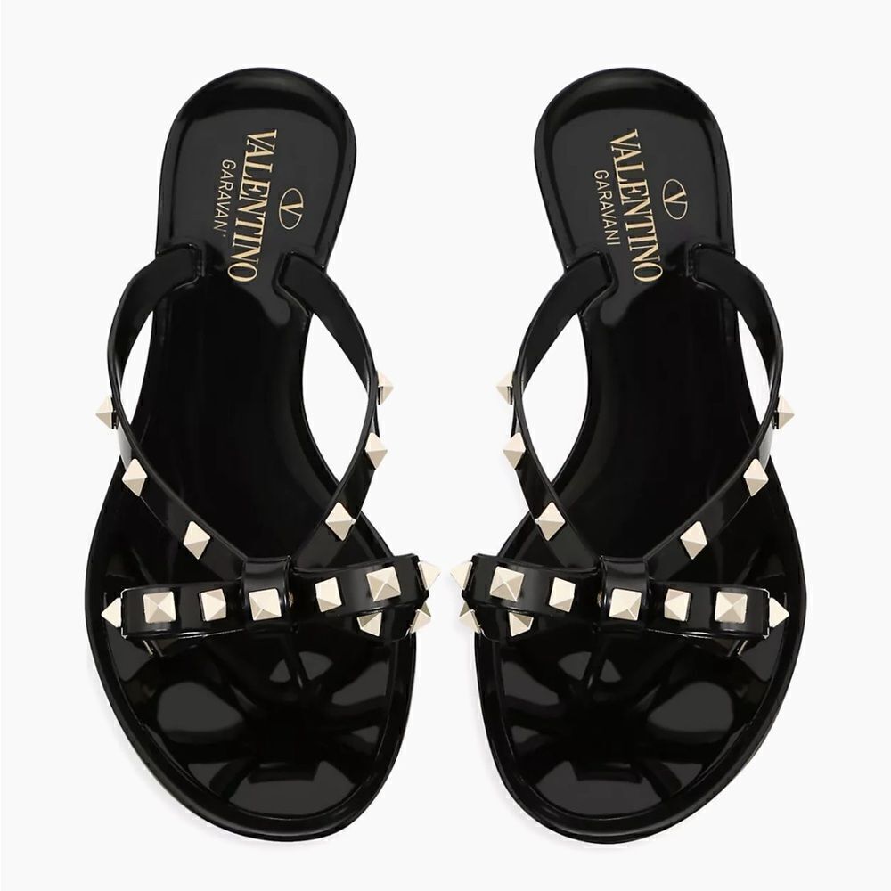 Valentino Garavani Rubber Rockstud Thongs in Black Size 39